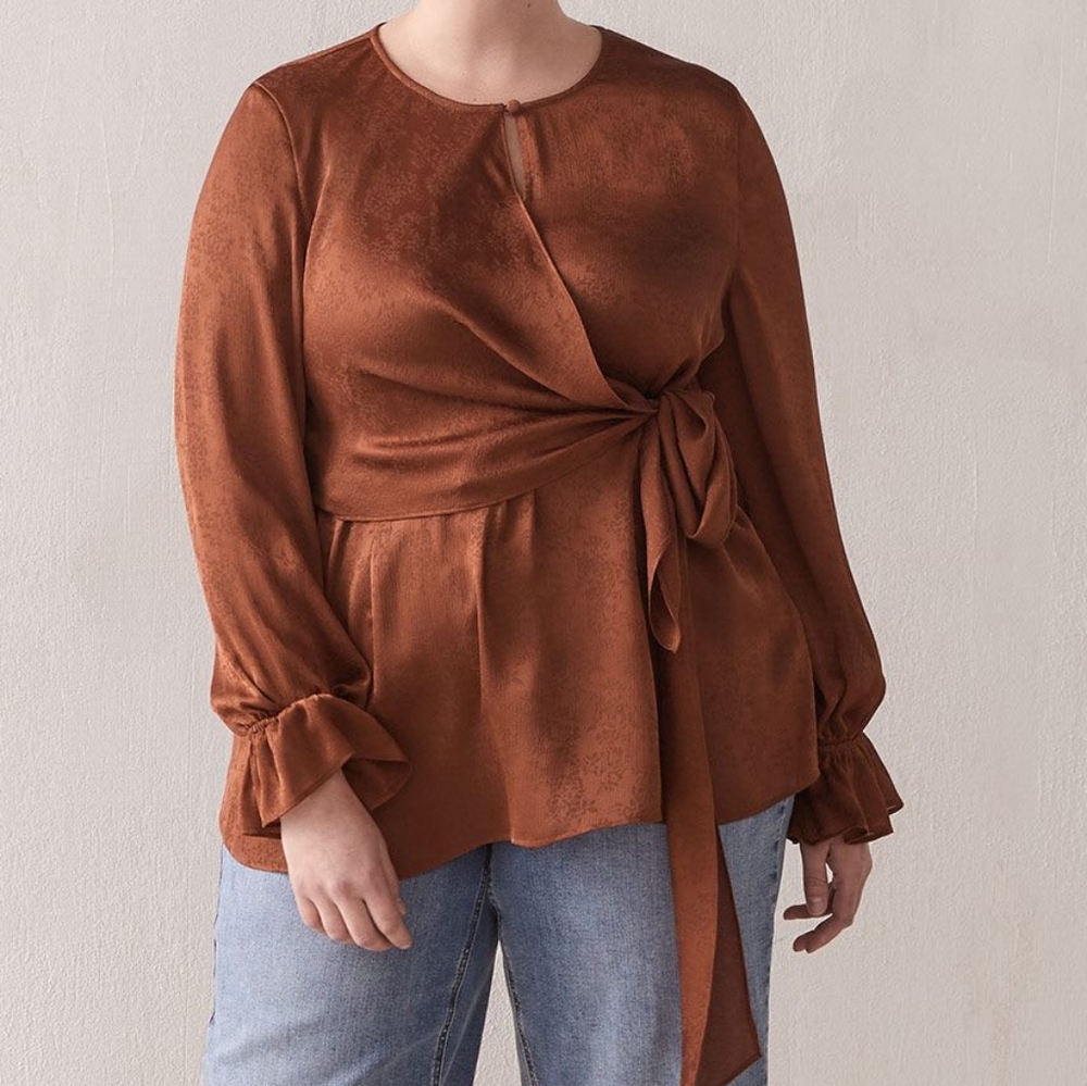 Additionelle Silky Jacquard Tie Front Wrap Top